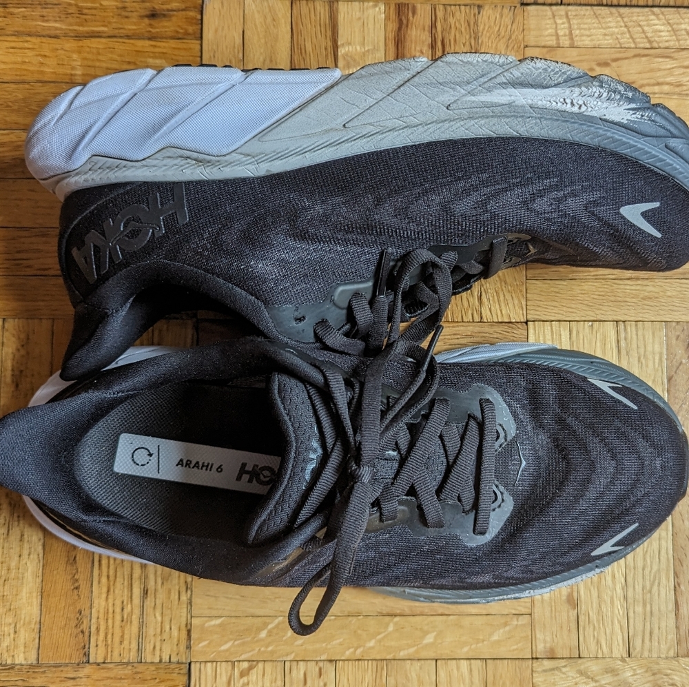 Hoka arahi 6 size women's 8, black and white